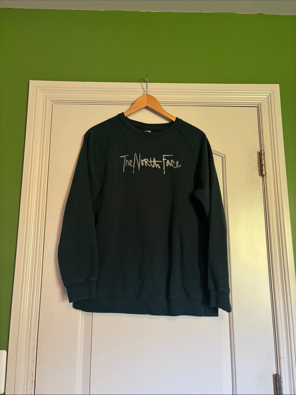 The North Face Women’s  Crewneck Sweatshirt - Forest Green. Size Large